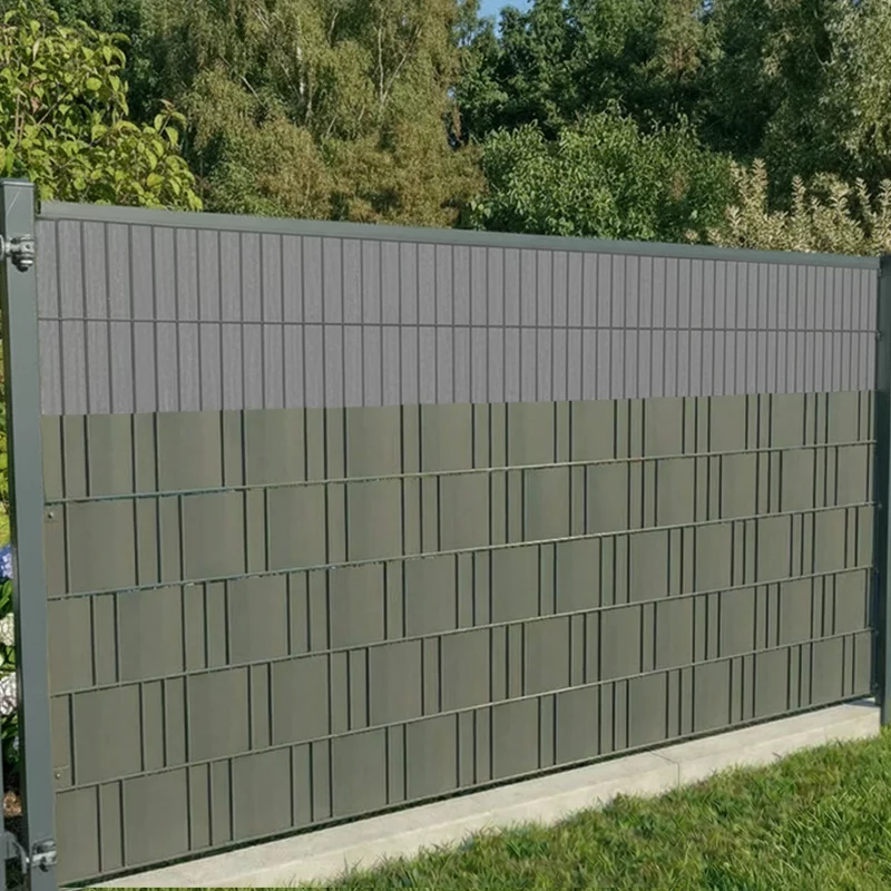 Sichtschutzzaun von Wodewa aus Doppelstabmatte mit Sichtschutzstreifen in Schiefer im modernen Garten