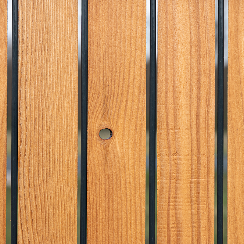 Detailansicht eine Lärche rustikals  Metallzauns Sichtschutz  Wodewa