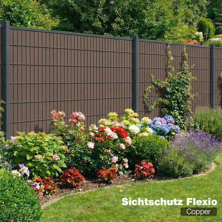 Sichtschutzzaun Flexio in Copper als Gartenzaun mit blühendem Beet im Hintergrund