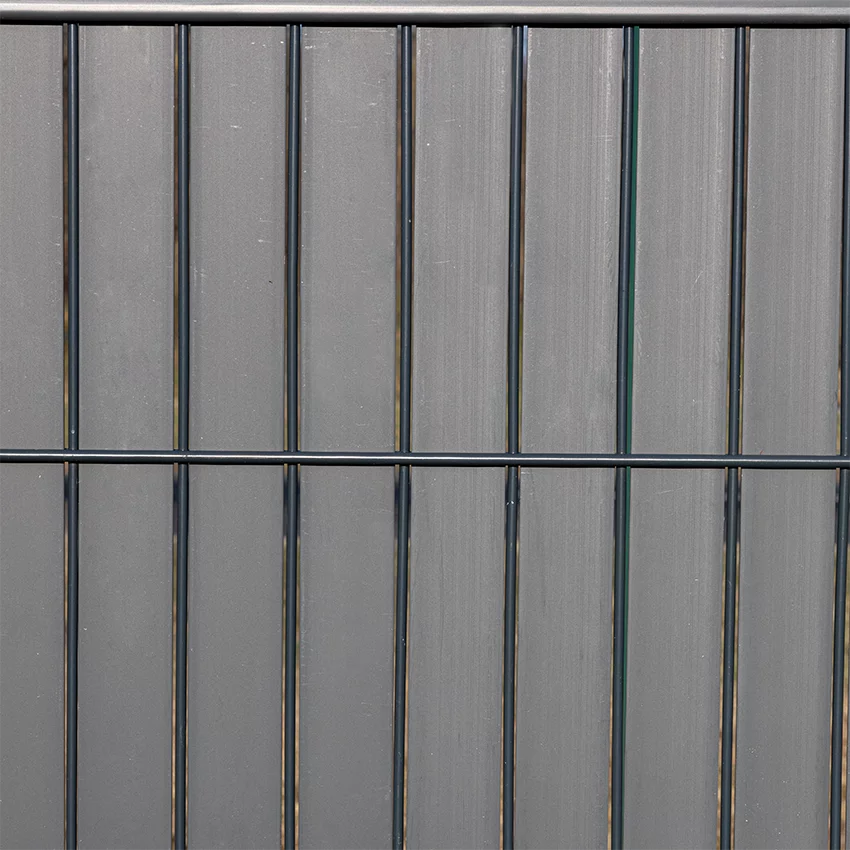 Detailansicht eines anthrazitfarbenen Metallzauns vor schieferfarbenem Sichtschutz Flexio Wodewa