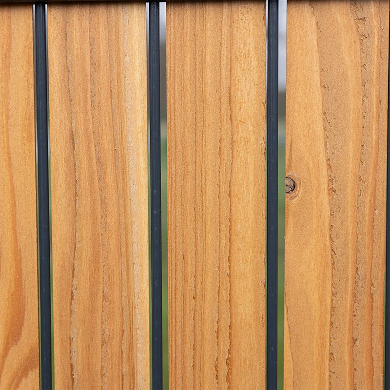 Detailansicht eine Lärche rustikals  Metallzauns Sichtschutz  Wodewa