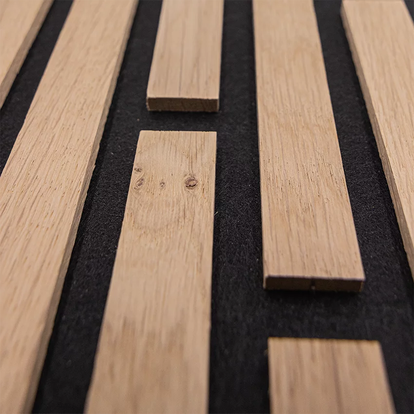 Akustikpaneele aus unbehandelter strukturierter Eiche mit schwarzem Filz als moderne Wanddeko zur Verbesserung der Raumakustik in Innenräumen von Wodewa