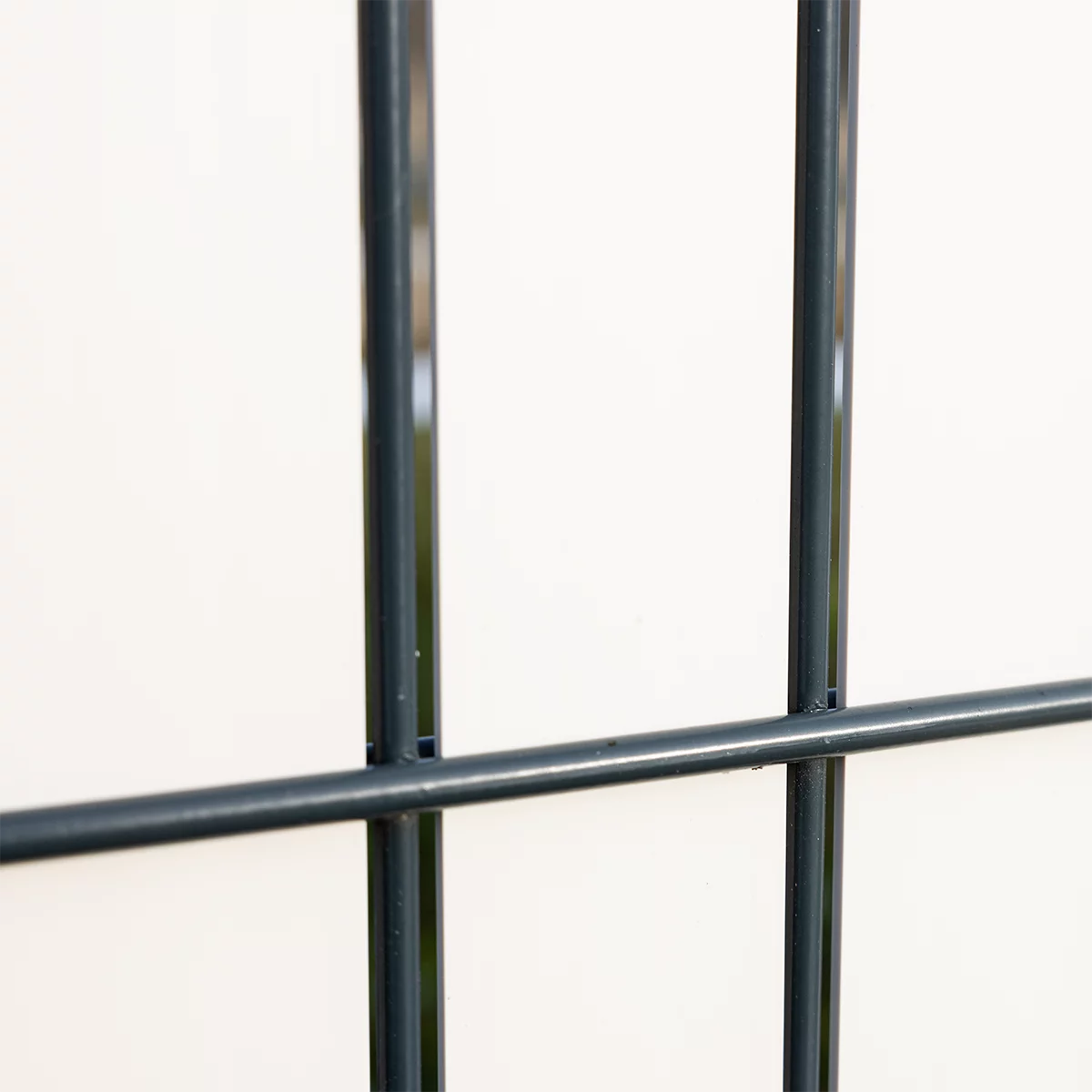 Detailansicht eines anthrazitfarbenen Metallzauns vor marmorfarbenem Sichtschutz Flexio Wodewa