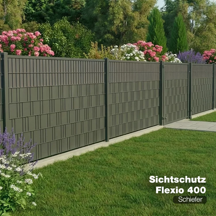 Moderner Sichtschutzzaun Flexio 400 in der Farbe Schiefer von Wdewa im Garten, kombiniert mit grüner Bepflanzung 