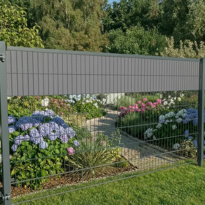 Moderner Metall-Doppelstabmattenzaun in Schieferfarbe für den Garten mit Blumenbeeten, ideal für deutsche Gärten von Wodewa