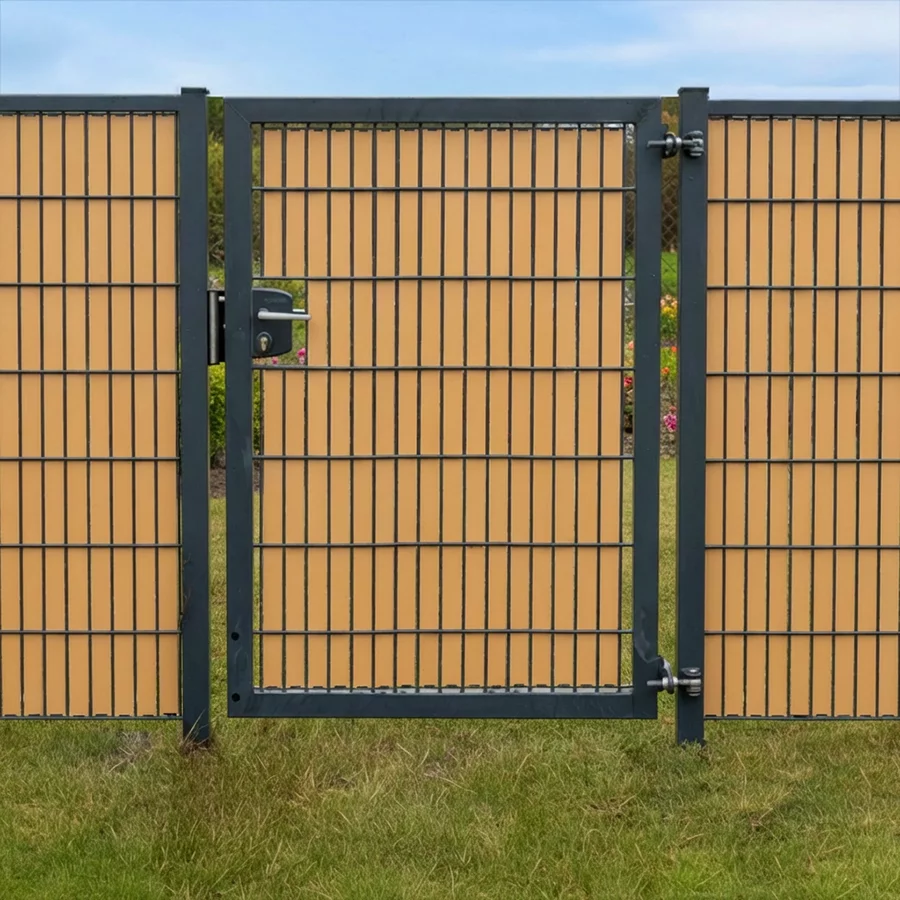 Modernes Gartentor mit Sichtschutz Flexio in Bernstein als Sichtschutz im Garten