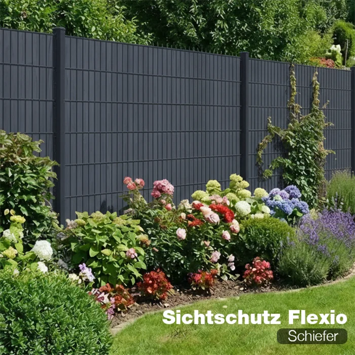 Sichtschutzzaun Flexio in Schiefer als Gartenzaun mit blühendem Beet im Hintergrund