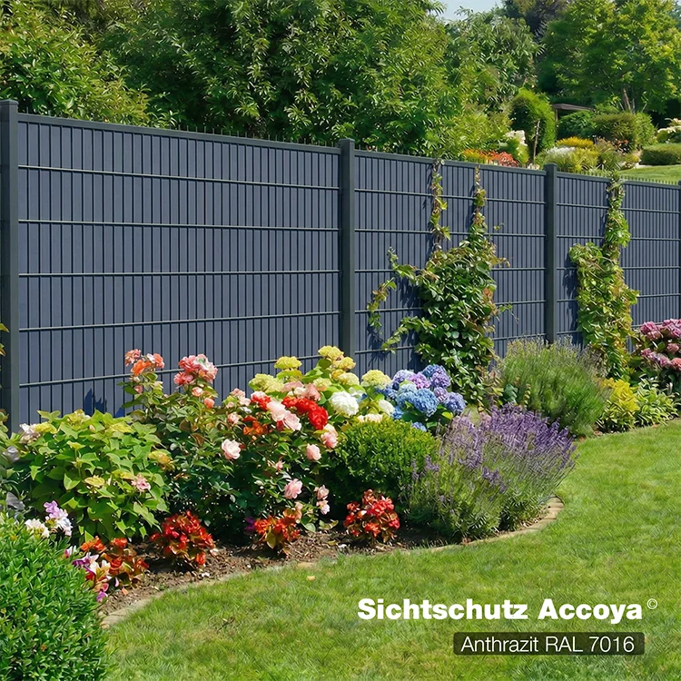  Sichtschutzzaun Accoya Anthrazit als Gartenzaun mit blühendem Beet im Hintergrund