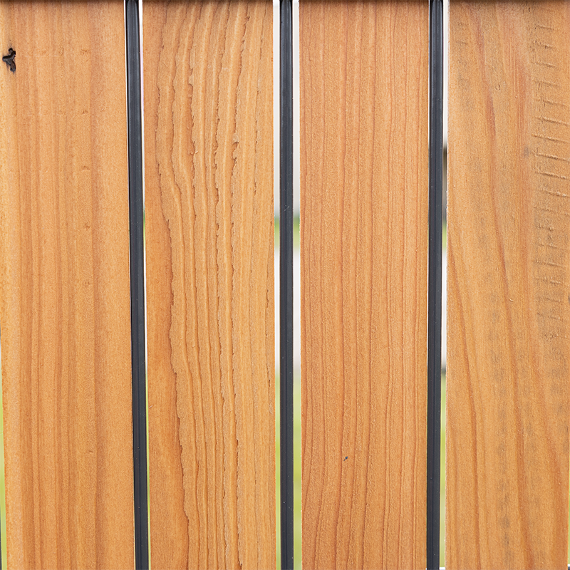 Detailansicht eine Lärche rustikals  Metallzauns Sichtschutz  Wodewa