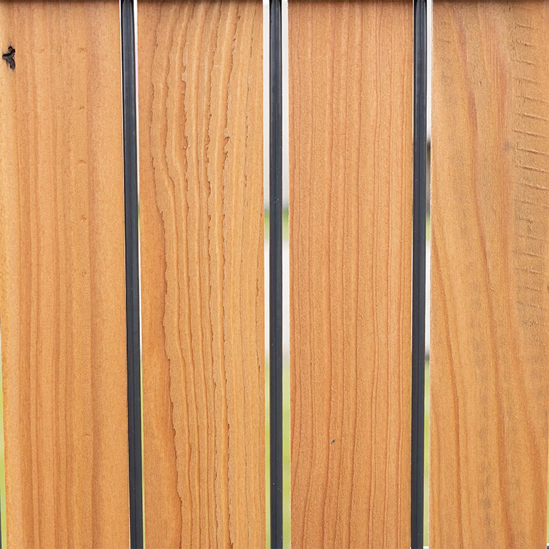 Detailansicht eine Lärche rustikals  Metallzauns Sichtschutz  Wodewa