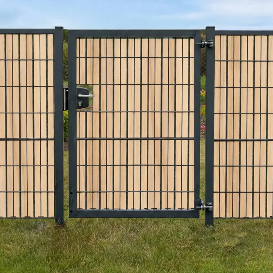 Modernes Gartentor mit Sichtschutz Accoya Esche als Sichtschutz im Garten