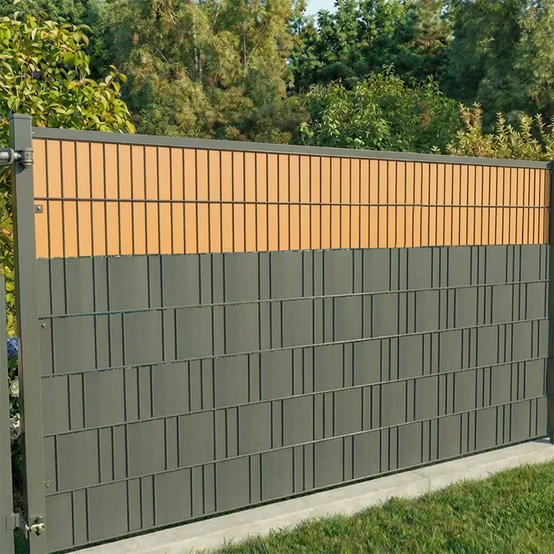 Sichtschutzzaun von Wodewa aus Doppelstabmatte mit Sichtschutzstreifen in Bernstein im modernen Garten