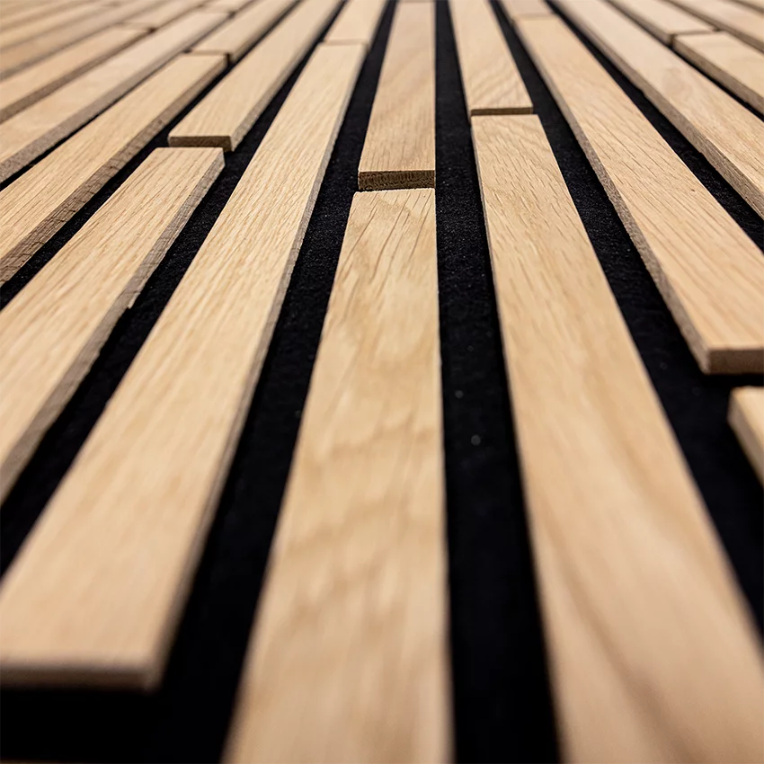 Akustikpaneele aus geölter Eiche mit schwarzem Filz als moderne Wanddeko zur Verbesserung der Raumakustik in Innenräumen von Wodewa