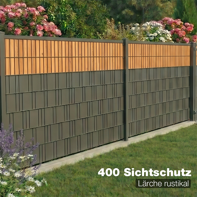 Sichtschutzzaun400 Lärche rustikal als Gartenzaun mit blühendem Beet im Hintergrund