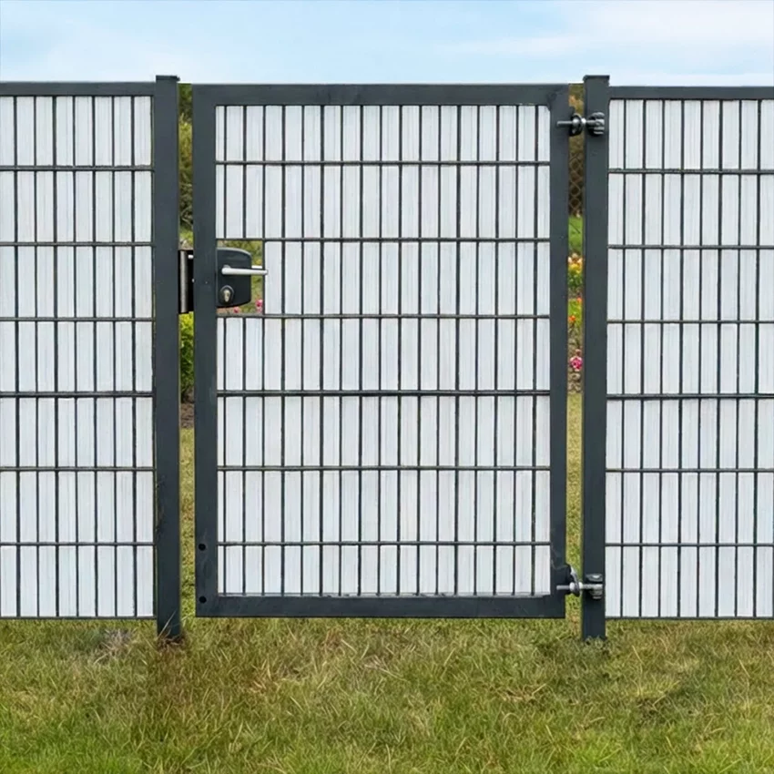 Modernes Gartentor mit Sichtschutz urban grey Palisander als Sichtschutz im Garten