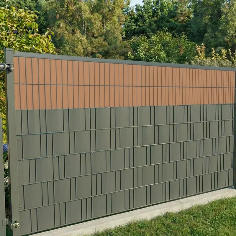 Sichtschutzzaun von Wodewa aus Doppelstabmatte mit Sichtschutzstreifen in Copper im modernen Garten