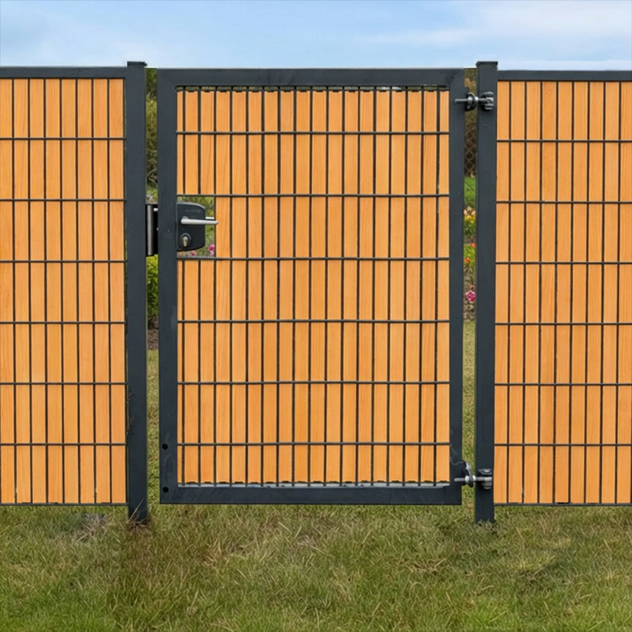 Modernes Gartentor mit Sichtschutz Accoya Lärche als Sichtschutz im Garten