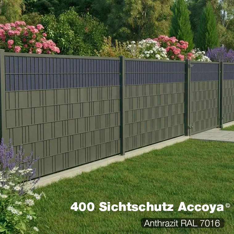  Sichtschutzzaun400 Accoya Anthrazit als Gartenzaun mit blühendem Beet im Hintergrund