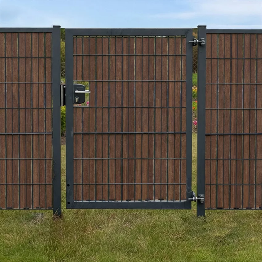 Modernes Gartentor mit Sichtschutz Accoya Palisander als Sichtschutz im Garten