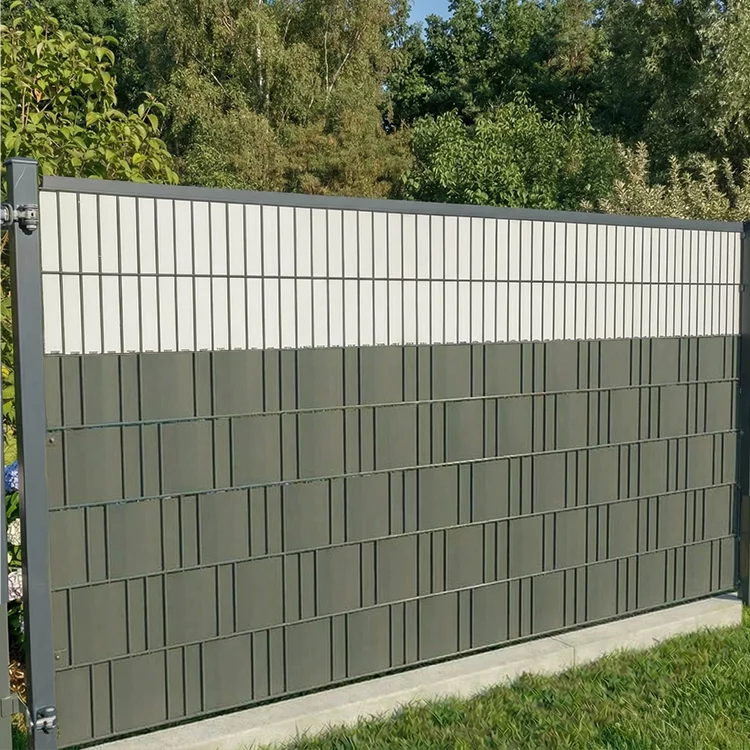 Sichtschutzzaun von Wodewa aus Doppelstabmatte mit Sichtschutzstreifen in Marmor im modernen Garten