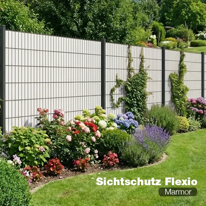 Sichtschutzzaun Flexio in Marmor als Gartenzaun mit blühendem Beet im Hintergrund