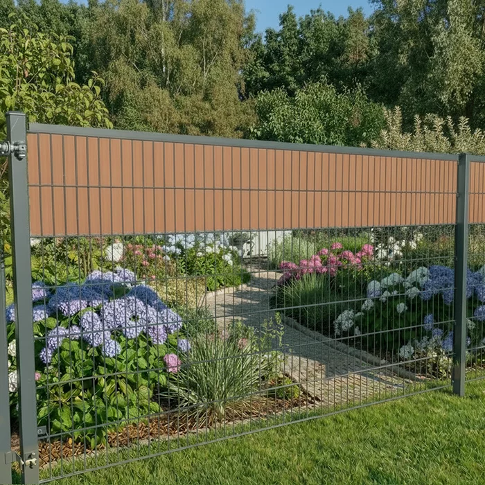 Moderner Metall-Doppelstabmattenzaun in Copperfarbe für den Garten mit Blumenbeeten, ideal für deutsche Gärten von Wodewa
