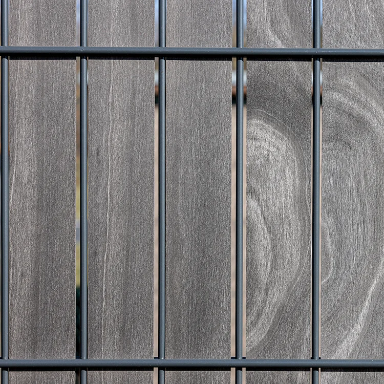 Detailansicht eines anthrazitfarbenen Metallzauns vor greyfarbenem Sichtschutz Accoya Wodewa
