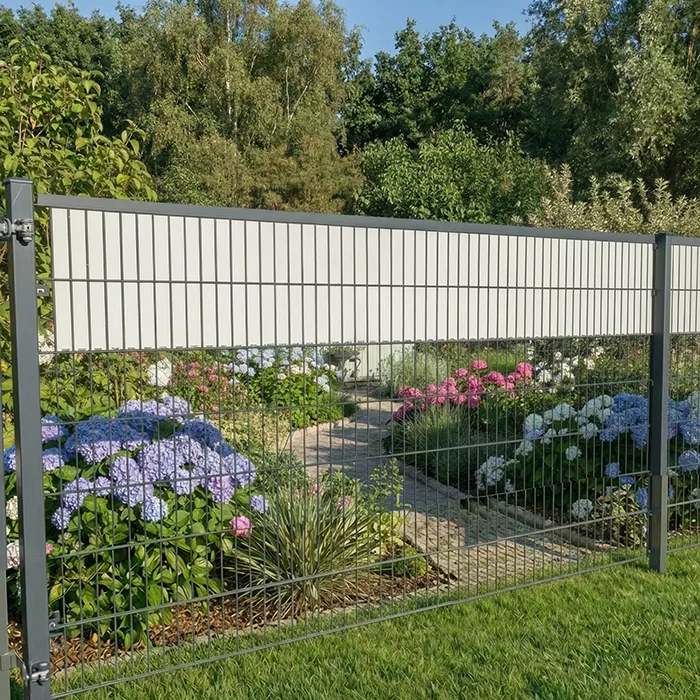 Moderner Metall-Doppelstabmattenzaun in Marmorfarbe für den Garten mit Blumenbeeten, ideal für deutsche Gärten von Wodewa
