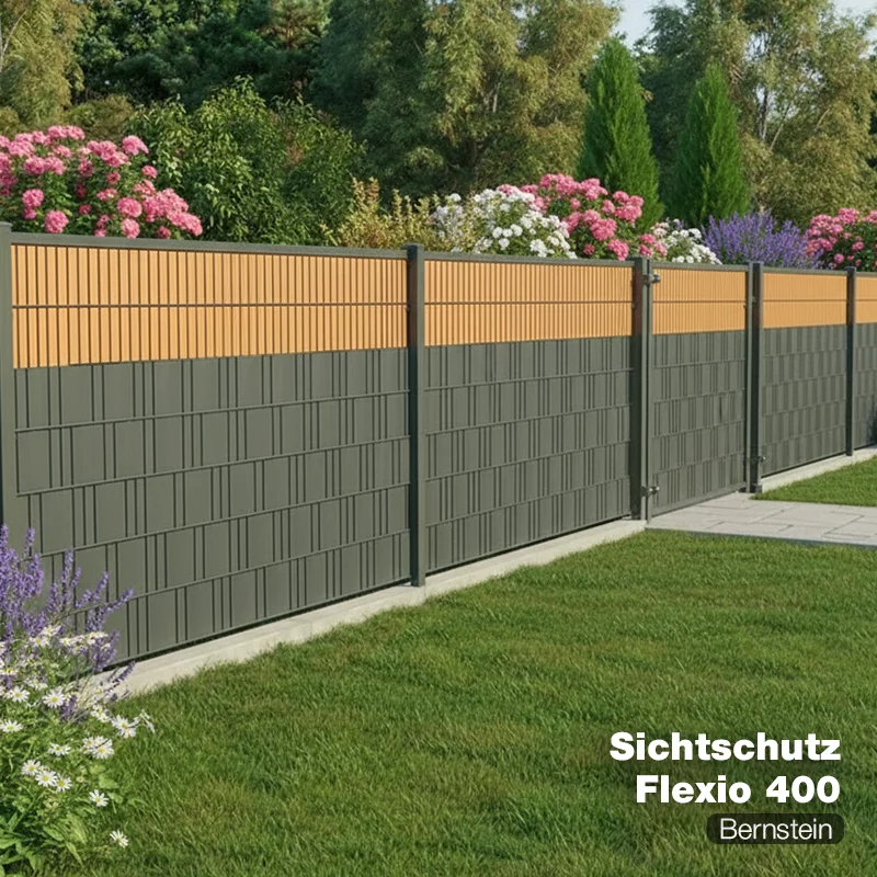 Moderner Sichtschutzzaun Flexio 400 in der Farbe Bernstein von Wdewa im Garten, kombiniert mit grüner Bepflanzung 