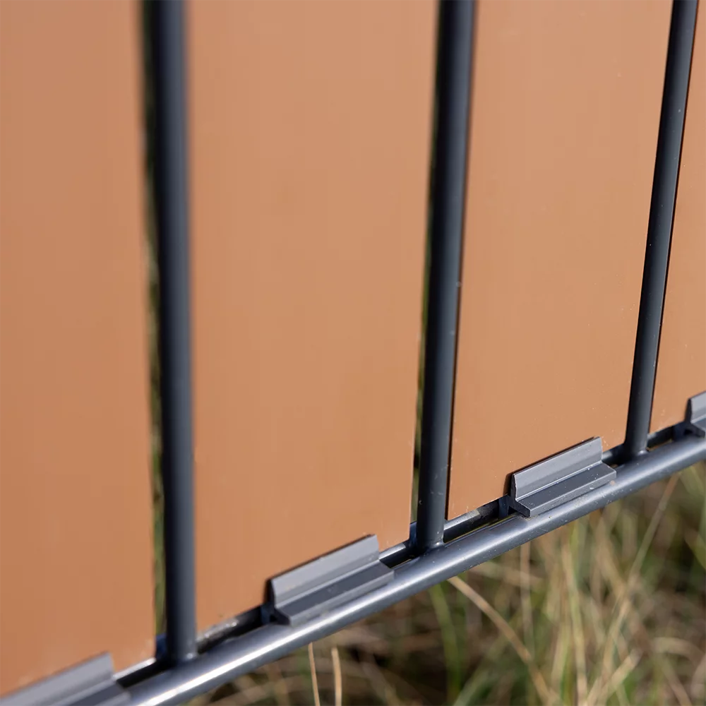 Flexio Sichtschutz in Copper am Doppelstabmattenzaun mit Clips befestigt
