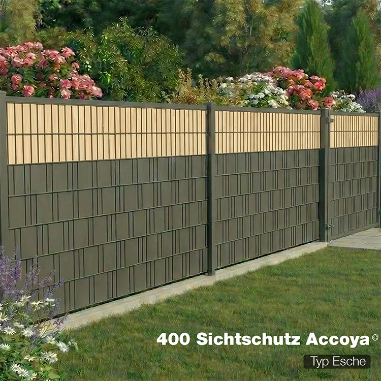Sichtschutzzaun400 Accoya Esche als Gartenzaun mit blühendem Beet im Hintergrund