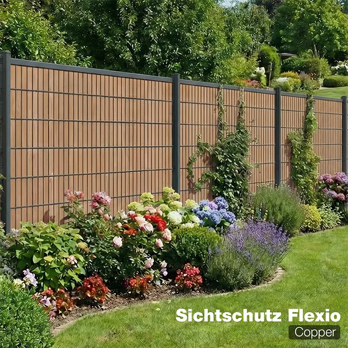 Sichtschutzzaun Flexio in Copper als Gartenzaun mit blühendem Beet im Hintergrund