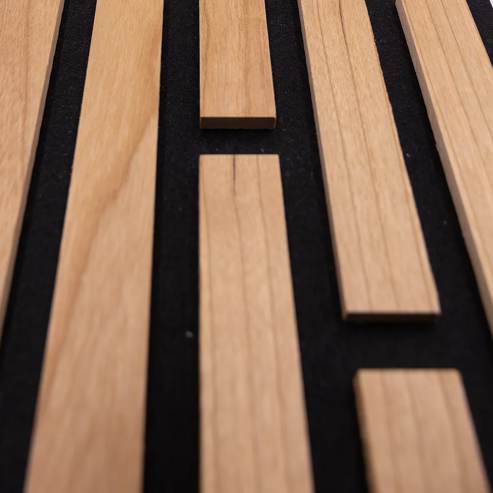 Akustikpaneele aus Kirsche mit schwarzem Filz als moderne Wanddeko zur Verbesserung der Raumakustik in Innenräumen von Wodewa