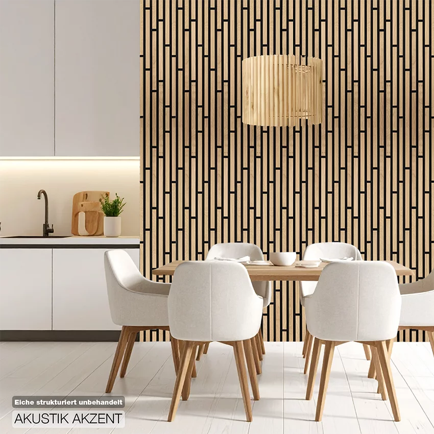 Moderner Küchen- und Essbereich mit unbehandelter strukturierter Eiche, Holzlamellenwand, Esstisch und weißen Stühlen im skandinavischen Design von Wodewa