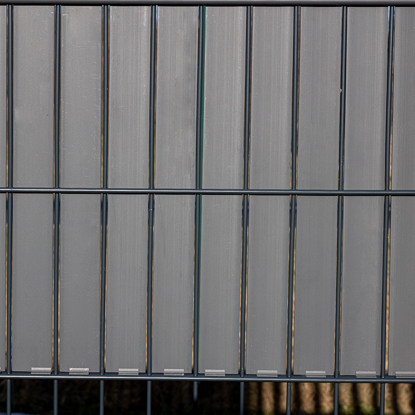 Doppelstabmattenzaun mit schieferfarbenem Sichtschutzstreifen als moderner Sichtschutz Flexio400 im Außenbereich