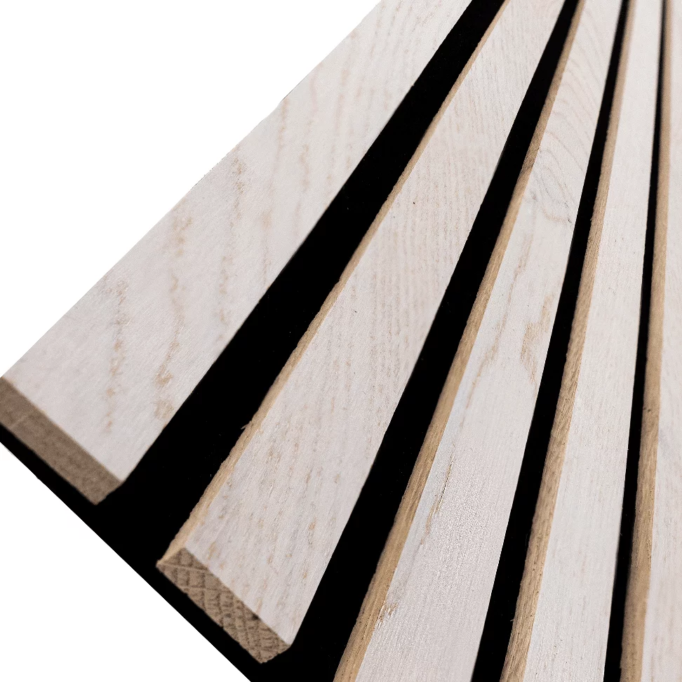 Detailansicht Akustikpaneel aus echter Eiche weiss von wodewa – elegante Wandverkleidung mit schallabsorbierenden Lamellen