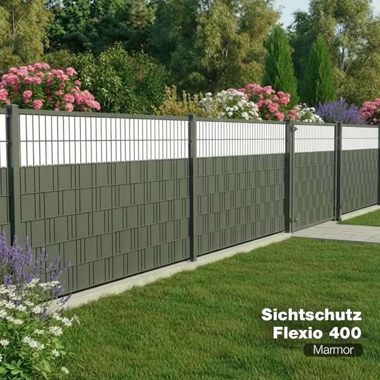 Moderner Sichtschutzzaun Flexio 400 in der Farbe Marmor von Wdewa im Garten, kombiniert mit grüner Bepflanzung 