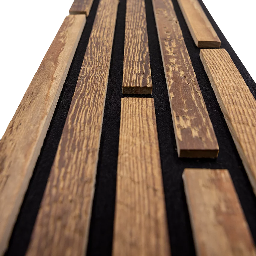 Akustikpaneele aus Altholz mit schwarzem Filz als moderne Wanddeko zur Verbesserung der Raumakustik in Innenräumen von Wodewa