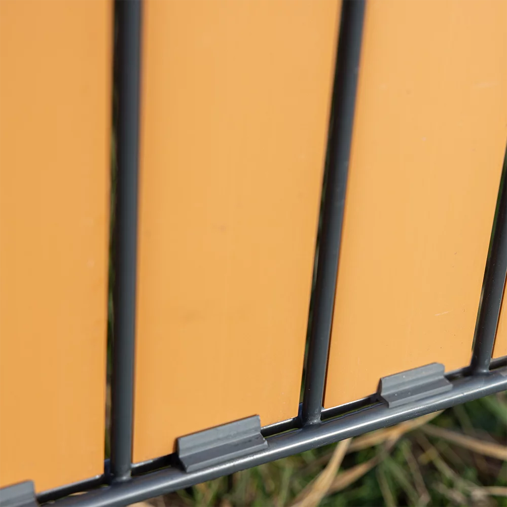 Flexio Sichtschutz in Bernstein am Doppelstabmattenzaun mit Clips befestigt