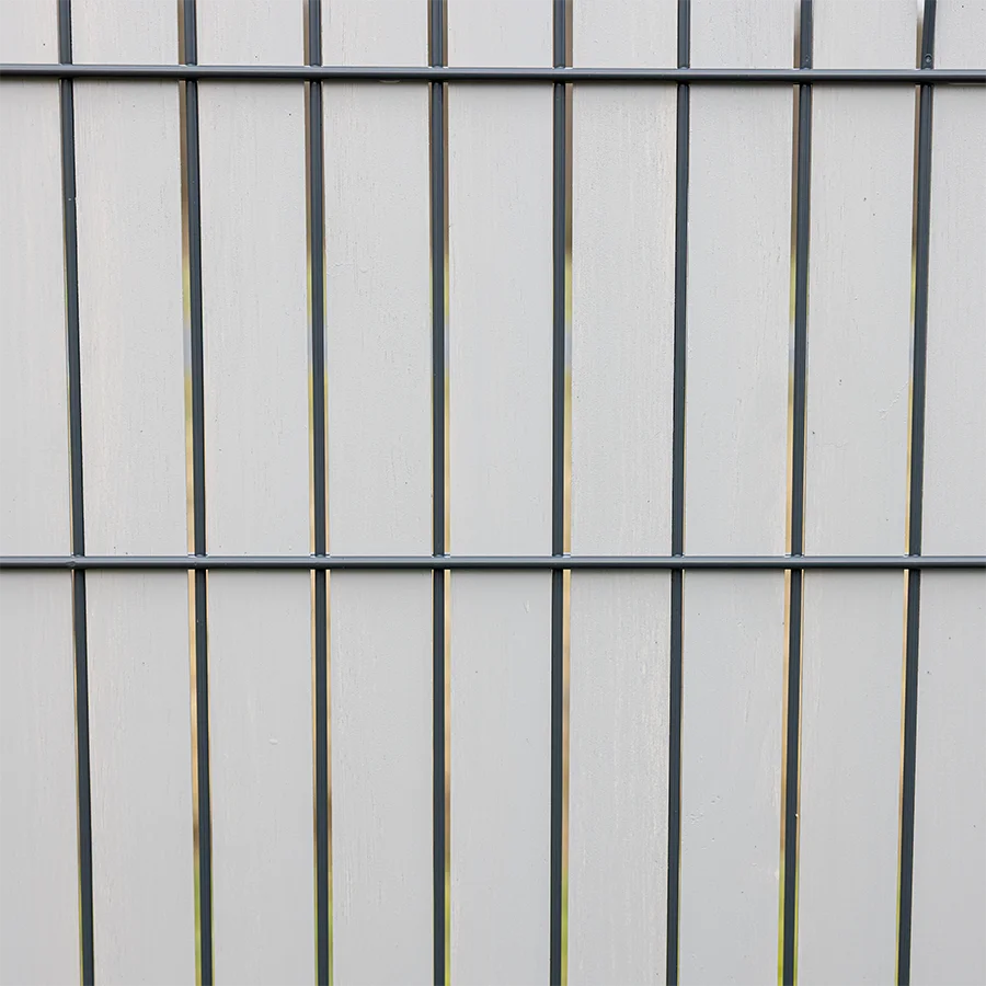 Detailansicht eines anthrazitfarbenen Metallzauns vor Urban grey farbenem Sichtschutz Accoya Wodewa