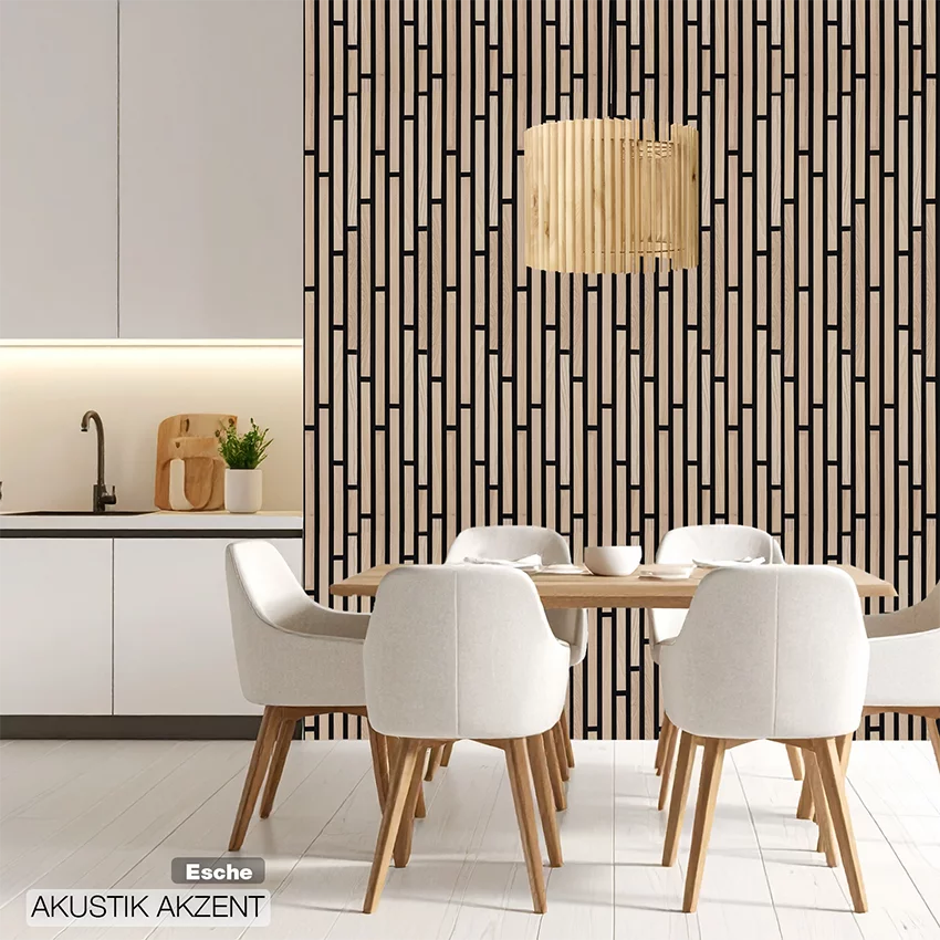 Moderner Küchen- und Essbereich mit Esche, Holzlamellenwand, Esstisch und weißen Stühlen im skandinavischen Design von Wodewa