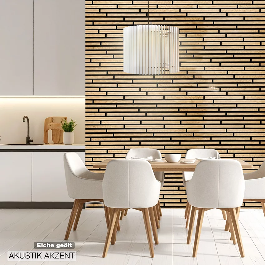 Moderner Küchen- und Essbereich mit geölter Eiche, Holzlamellenwand, Esstisch und weißen Stühlen im skandinavischen Design von Wodewa