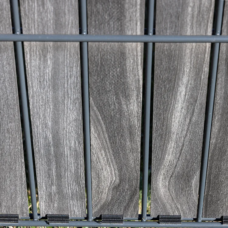 Accoya Sichtschutz in Grey am Doppelstabmattenzaun mit Clips befestigt
