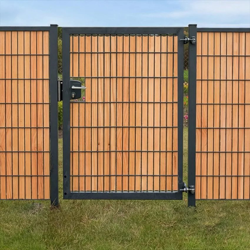 Modernes Gartentor mit Sichtschutz Vollholz in Lärche als Sichtschutz im Garten