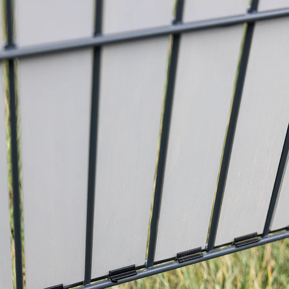 Accoya Sichtschutz in Urban Grey am Doppelstabmattenzaun mit Clips befestigt