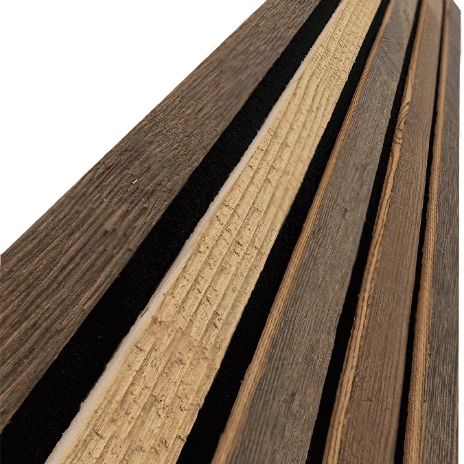 Echtholz Akustikpaneel aus Altholz von wodewa – Detailbild der Holzstruktur und Lamellenoptik