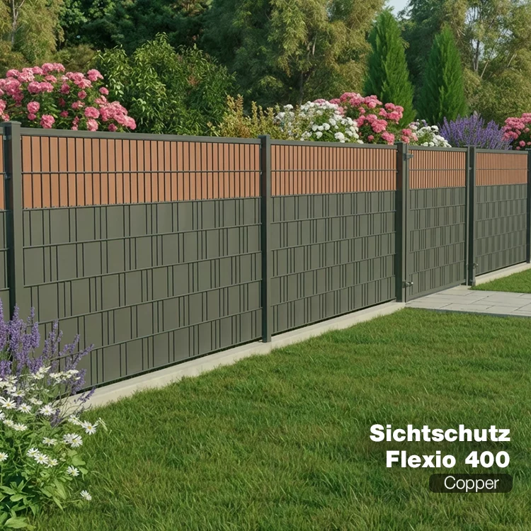 Moderner Sichtschutzzaun Flexio 400 in der Farbe Copper von Wdewa im Garten, kombiniert mit grüner Bepflanzung 