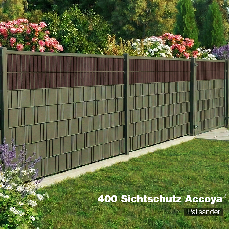 Sichtschutzzaun400 Accoya Typ Palisander als Gartenzaun mit blühendem Beet im Hintergrund
