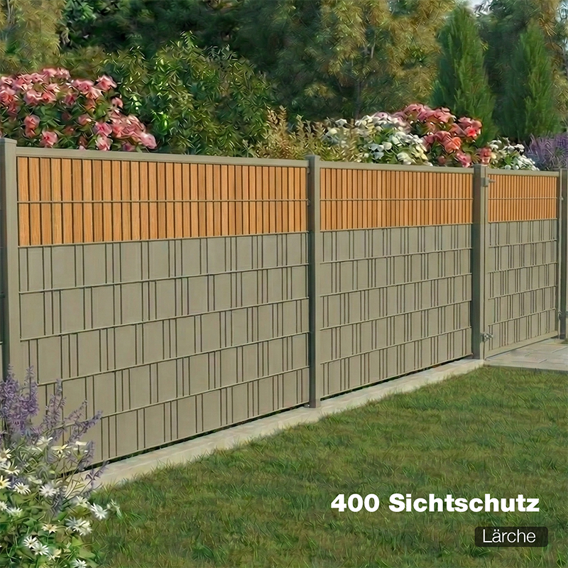 Sichtschutzzaun400 Lärche als Gartenzaun mit blühendem Beet im Hintergrund