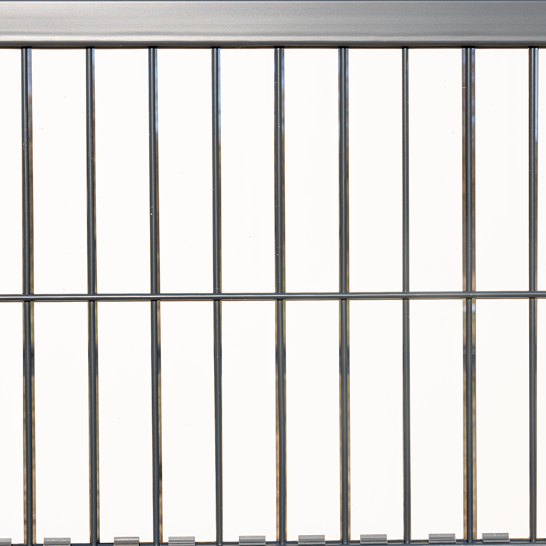 Doppelstabmattenzaun mit marmorfarbenem Sichtschutzstreifen als moderner Sichtschutz Flexio400 im Außenbereich